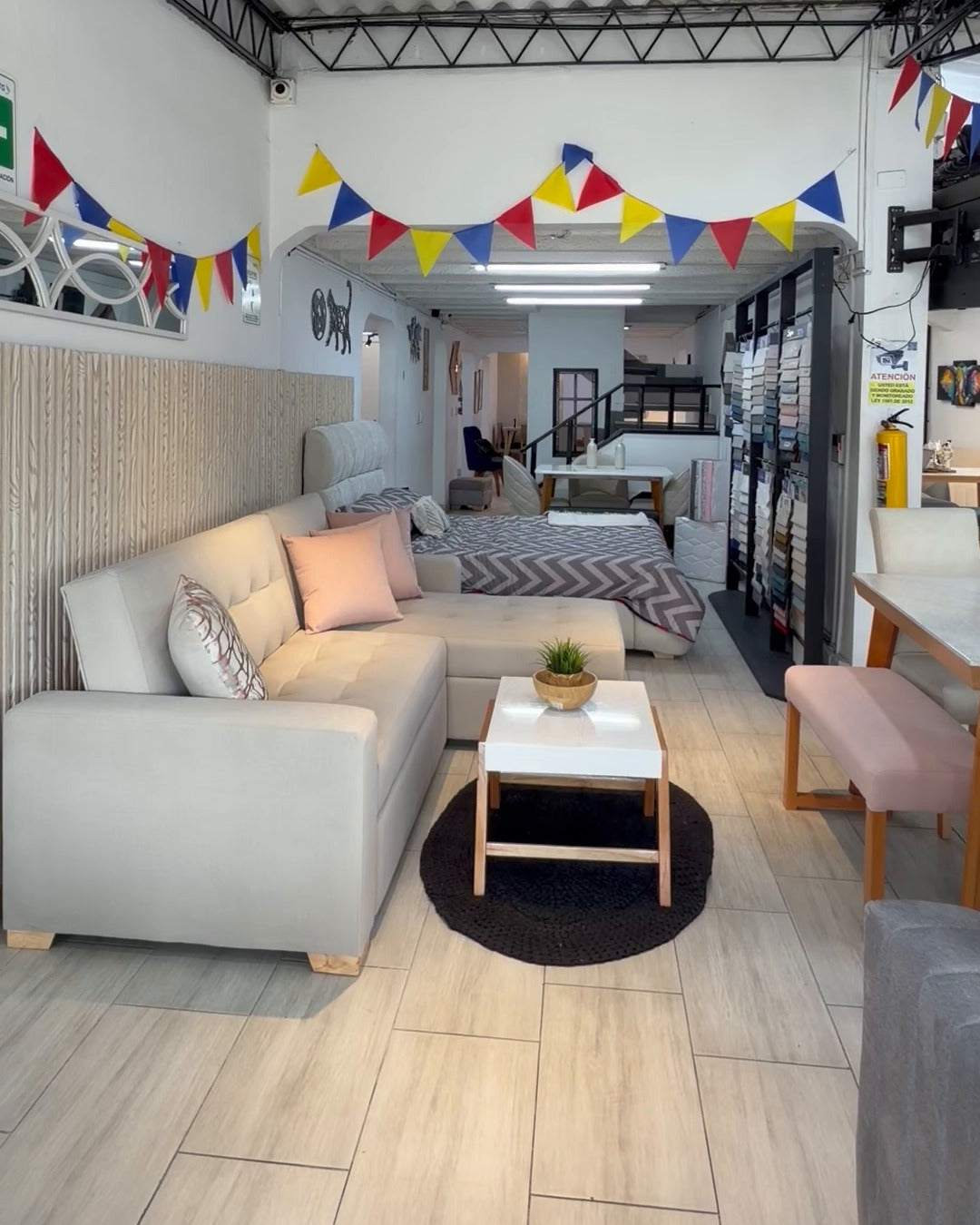 Combo Mónaco exhibido en la tienda Saira: sala cama Mónaco en L, mesa de centro Orión, butaco España y comedor Kioto
