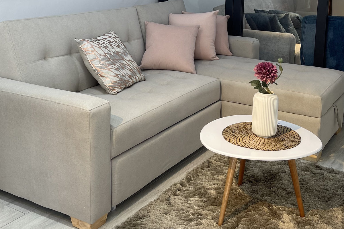 Sala cama Mónaco en L en el showroom de Saira Muebles