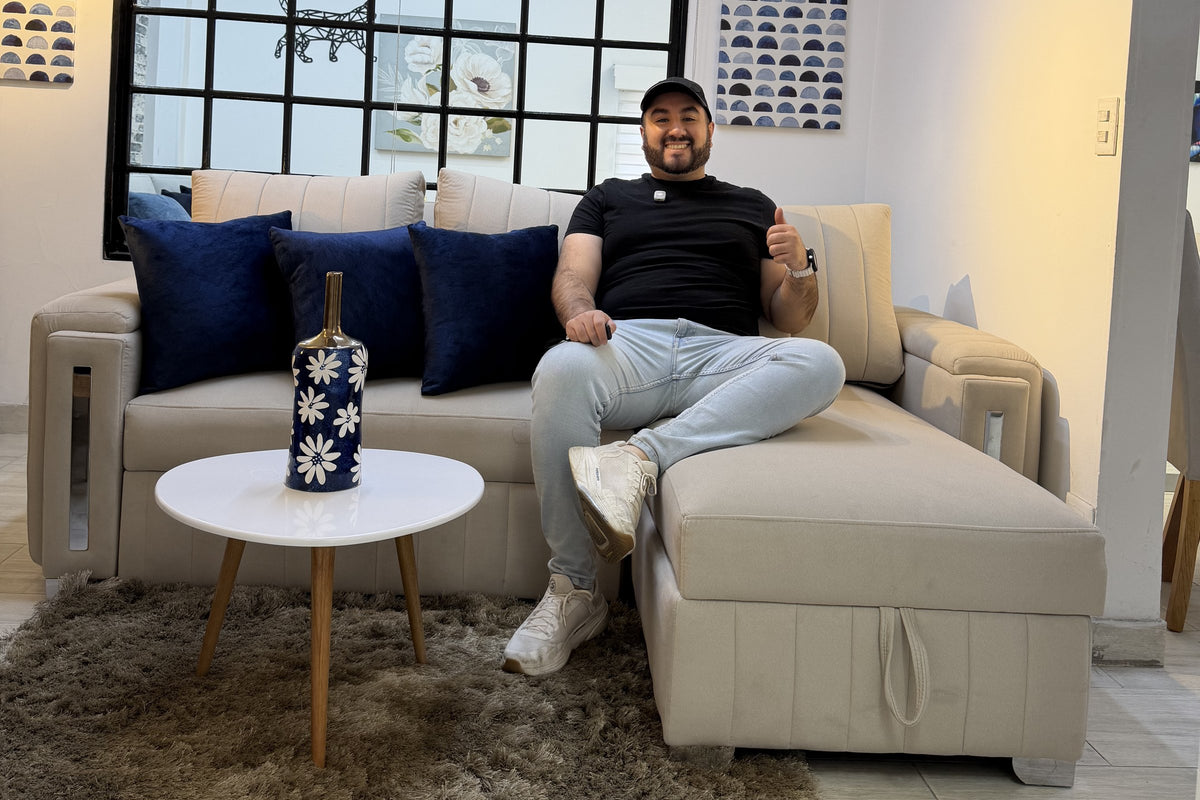 Cliente sentado en una sala en L en el showroom de Saira Muebles en Bogotá